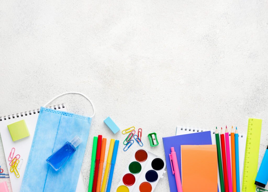 Material escolar tijeras pegamento y clips sobre fondo blanco